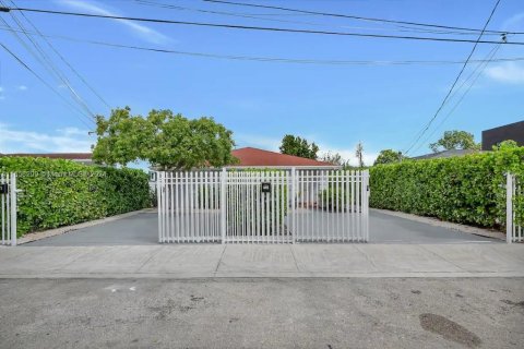Propiedad comercial en venta en Miami, Florida, 252.97 m2 № 1656539 - foto 2