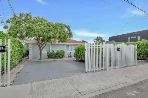 Propiedad comercial en venta en Miami, Florida, 252.97 m2 № 1656539 - foto 3
