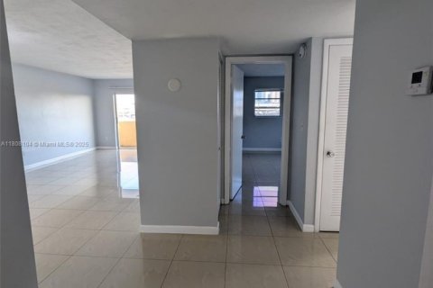 Condominio en alquiler en Miami, Florida, 1 dormitorio, 65.03 m2 № 1748498 - foto 3
