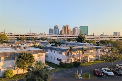 Condominio en alquiler en Miami, Florida, 1 dormitorio, 65.03 m2 № 1748498 - foto 8