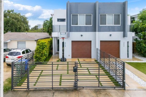 Villa ou maison à louer à Miami, Floride: 3 chambres, 210.33 m2 № 1963847 - photo 1
