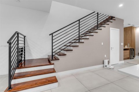 Villa ou maison à louer à Miami, Floride: 3 chambres, 210.33 m2 № 1963847 - photo 13