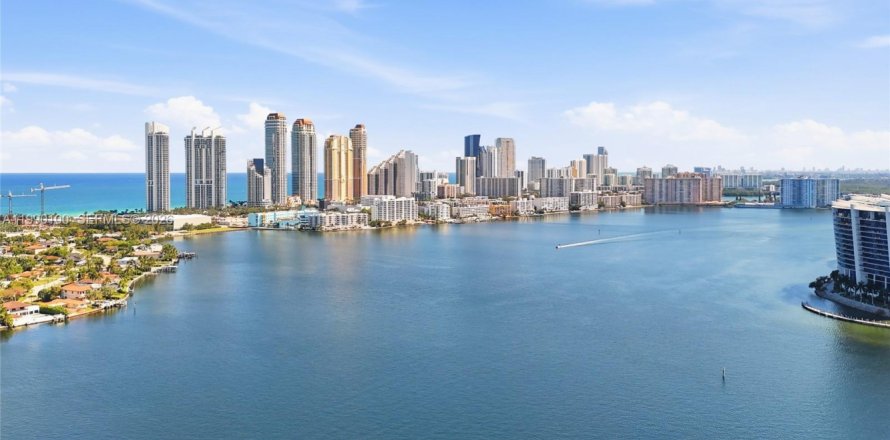 Condo à Aventura, Floride, 2 chambres  № 2052077