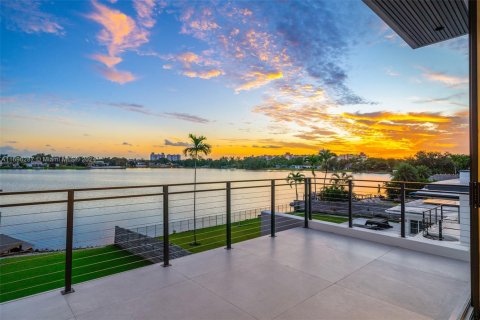 Casa en venta en Miami, Florida, 6 dormitorios, 436.92 m2 № 1934253 - foto 27