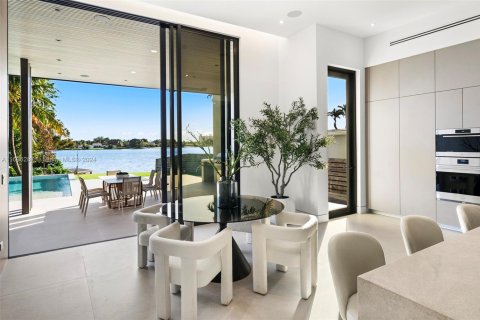 Casa en venta en Miami, Florida, 6 dormitorios, 436.92 m2 № 1934253 - foto 19