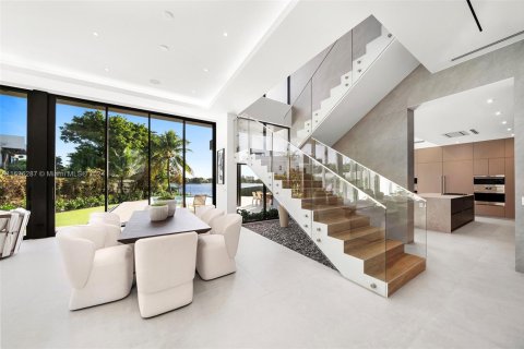 Casa en venta en Miami, Florida, 6 dormitorios, 436.92 m2 № 1934253 - foto 13