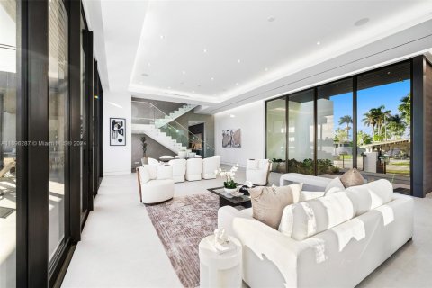 Casa en venta en Miami, Florida, 6 dormitorios, 436.92 m2 № 1934253 - foto 15
