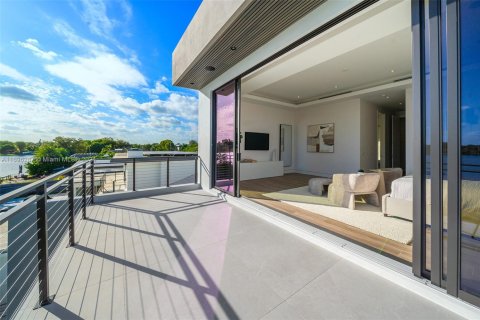 Casa en venta en Miami, Florida, 6 dormitorios, 436.92 m2 № 1934253 - foto 25