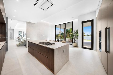 Casa en venta en Miami, Florida, 6 dormitorios, 436.92 m2 № 1934253 - foto 20