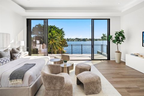 Casa en venta en Miami, Florida, 6 dormitorios, 436.92 m2 № 1934253 - foto 23
