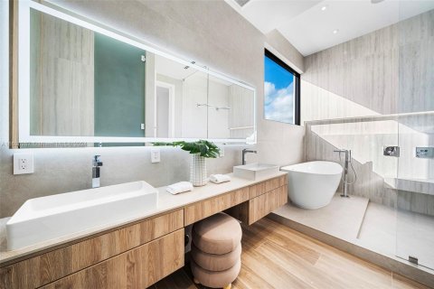 Casa en venta en Miami, Florida, 6 dormitorios, 436.92 m2 № 1934253 - foto 28