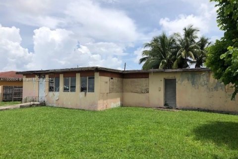 Commercial property in Miami, Florida № 1738922 - photo 2