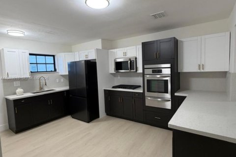 Casa en venta en Miami Gardens, Florida, 4 dormitorios, 149.29 m2 № 2031993 - foto 25