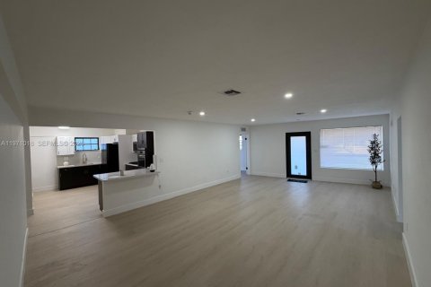 Casa en venta en Miami Gardens, Florida, 4 dormitorios, 149.29 m2 № 2031993 - foto 13