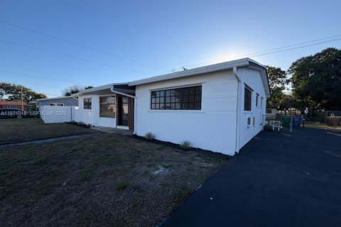 Casa en venta en Miami Gardens, Florida, 4 dormitorios, 149.29 m2 № 2031993 - foto 5