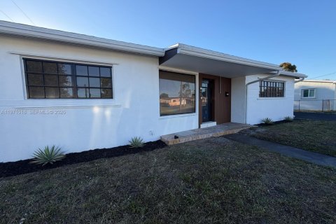 Casa en Miami Gardens, Florida 4 dormitorios, 149.29 m2 № 2031993