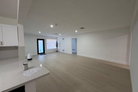 Casa en venta en Miami Gardens, Florida, 4 dormitorios, 149.29 m2 № 2031993 - foto 12