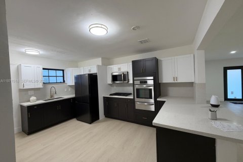 Casa en venta en Miami Gardens, Florida, 4 dormitorios, 149.29 m2 № 2031993 - foto 24