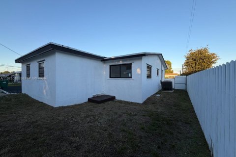 Casa en venta en Miami Gardens, Florida, 4 dormitorios, 149.29 m2 № 2031993 - foto 9