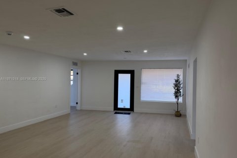 Casa en venta en Miami Gardens, Florida, 4 dormitorios, 149.29 m2 № 2031993 - foto 11