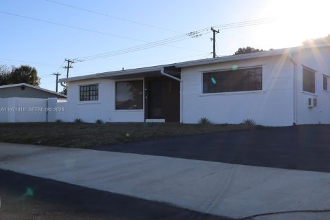 Casa en venta en Miami Gardens, Florida, 4 dormitorios, 149.29 m2 № 2031993 - foto 7