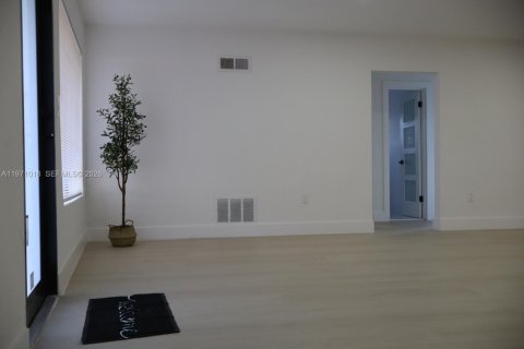 Casa en venta en Miami Gardens, Florida, 4 dormitorios, 149.29 m2 № 2031993 - foto 17