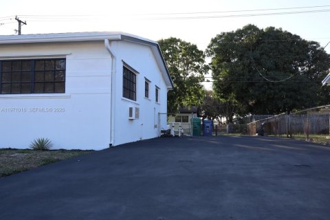 Casa en venta en Miami Gardens, Florida, 4 dormitorios, 149.29 m2 № 2031993 - foto 10