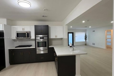 Casa en venta en Miami Gardens, Florida, 4 dormitorios, 149.29 m2 № 2031993 - foto 23