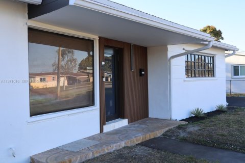 Casa en venta en Miami Gardens, Florida, 4 dormitorios, 149.29 m2 № 2031993 - foto 2