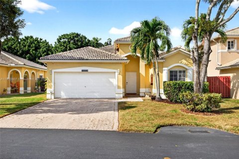 Villa ou maison à vendre à Miami, Floride: 3 chambres, 146.97 m2 № 1975457 - photo 1