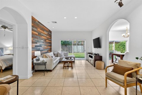 Villa ou maison à vendre à Miami, Floride: 3 chambres, 146.97 m2 № 1975457 - photo 17
