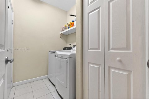 Villa ou maison à vendre à Miami, Floride: 3 chambres, 146.97 m2 № 1975457 - photo 13