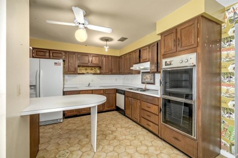House in Titusville, Florida 4 bedrooms, 195.65 sq.m. № 1843591 - photo 10