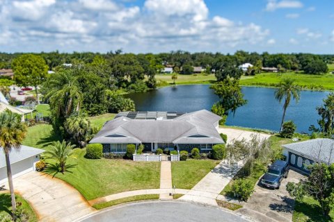 House in Titusville, Florida 4 bedrooms, 195.65 sq.m. № 1843591 - photo 1