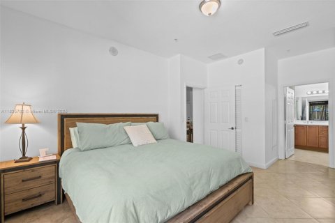 Condo in Miami, Florida, 2 bedrooms  № 1797641 - photo 18
