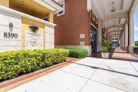 Condo in Miami, Florida, 2 bedrooms  № 1797641 - photo 2