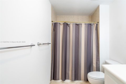 Condo in Miami, Florida, 2 bedrooms  № 1797641 - photo 27