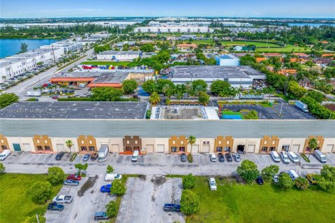 Propiedad comercial en venta en Hialeah Gardens, Florida № 1925115 - foto 27