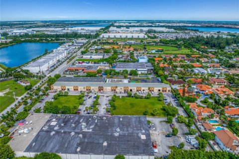 Propiedad comercial en venta en Hialeah Gardens, Florida № 1925115 - foto 21