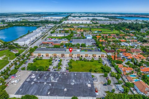 Propiedad comercial en venta en Hialeah Gardens, Florida № 1925115 - foto 22