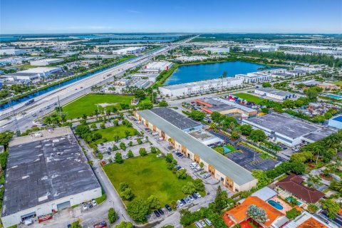 Propiedad comercial en venta en Hialeah Gardens, Florida № 1925115 - foto 23