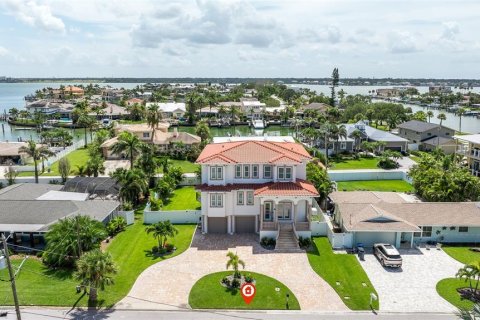 House in Belleair Beach, Florida 4 bedrooms, 310.39 sq.m. № 1843772 - photo 5