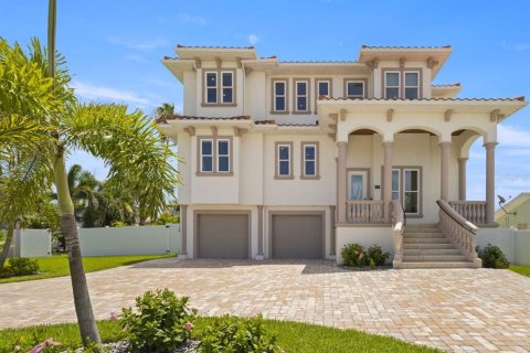 House in Belleair Beach, Florida 4 bedrooms, 310.39 sq.m. № 1843772 - photo 1