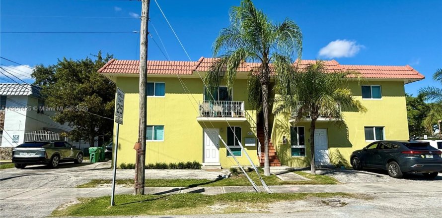 Immobilier commercial à Miami, Floride 296.92 m2 № 1953565