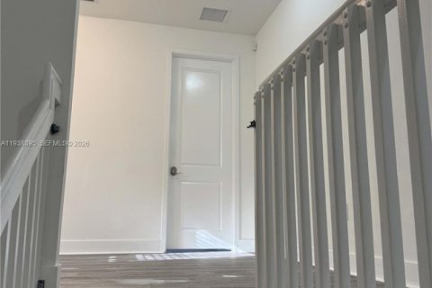 House in Hialeah, Florida 5 bedrooms, 226.31 sq.m. № 1996407 - photo 5