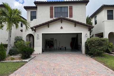 House in Hialeah, Florida 5 bedrooms, 226.31 sq.m. № 1996407