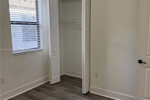 House in Hialeah, Florida 5 bedrooms, 226.31 sq.m. № 1996407 - photo 14