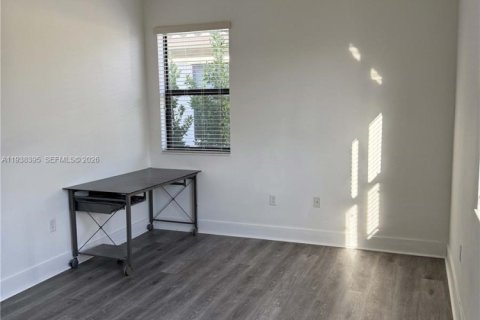 House in Hialeah, Florida 5 bedrooms, 226.31 sq.m. № 1996407 - photo 11