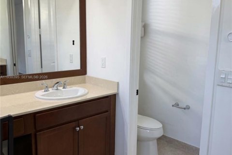 House in Hialeah, Florida 5 bedrooms, 226.31 sq.m. № 1996407 - photo 19