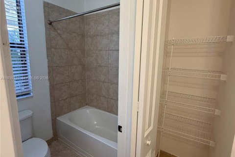 House in Hialeah, Florida 5 bedrooms, 226.31 sq.m. № 1996407 - photo 7